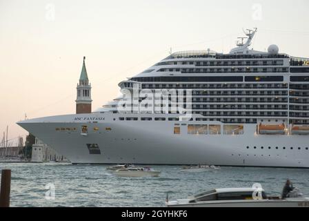 VENEZIA, ITALIA - 13 ottobre 2013: Grande nave e nave da crociera che entra nella laguna di Venezia, Italia - Europa Foto Stock