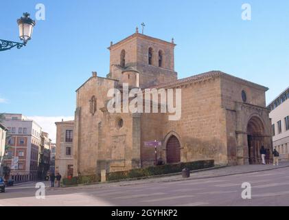 IGLESIA PROTOGOTICA S XII-XIII-PORTADA QUE PROCEDE DE LA ANTIGUA IGLESIA DE S.NICOLAS. LOCALITÀ: IGLESIA DE SAN JUAN RABANERA. Soria. SPAGNA. Foto Stock