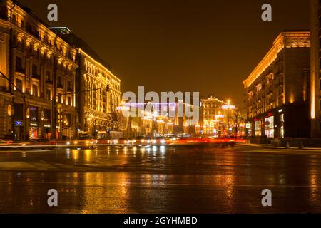 Mosca Russia Via Tverskaya 30 gennaio 2019. Notte di Capodanno a Mosca. Il traffico è offuscato dal movimento delle automobili sulla strada. Spostarsi intorno all'ic Foto Stock