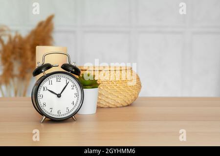 Primo piano della sveglia vintage su tavolo di legno Foto Stock