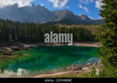 Lago Carezza, Alto Adige, Dolomiti, Italia Foto Stock