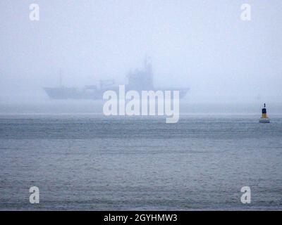 Sheerness, Kent, Regno Unito. 8 ottobre 2021. Cinque navi da guerra della NATO sono state avvistate in direzione del Tamigi mentre questa mattina hanno superato Sheerness nel Kent in una visibilità estremamente scarsa. FIG.: NAVE DA GUERRA NATO A511. Credit: James Bell/Alamy Live News Foto Stock