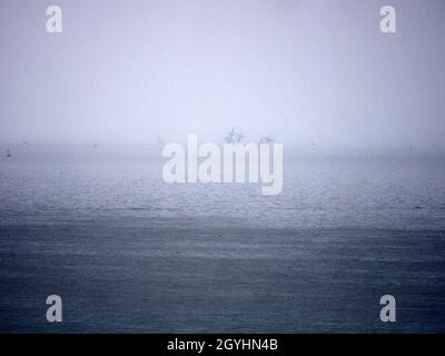 Sheerness, Kent, Regno Unito. 8 ottobre 2021. Cinque navi da guerra della NATO sono state avvistate in direzione del Tamigi mentre questa mattina hanno superato Sheerness nel Kent in una visibilità estremamente scarsa. PIC: La visibilità intorno SS Richard Montgomery naufragio. Credit: James Bell/Alamy Live News Foto Stock