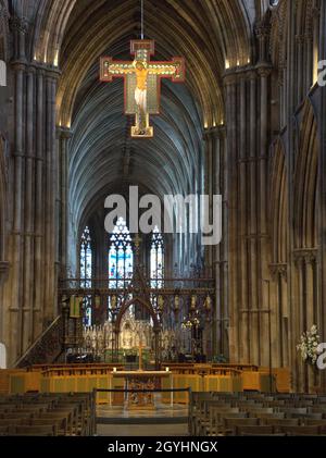 All'interno della Cattedrale di Litchfield, la navata principale per l'alter Foto Stock