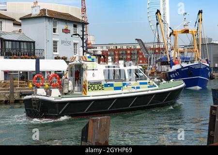 Forze di polizia lancio Endeavour a Camber Quay, Portsmouth Harbour Foto Stock