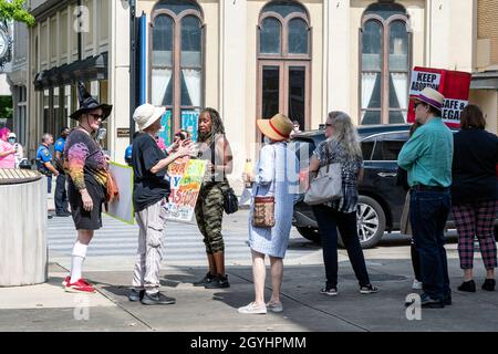 Montgomery, Alabama, Stati Uniti d'America - 2 ottobre 2021: Folla di persone riunite su Dexter Avenue vicino alla fontana per la marcia femminile 2021 nel centro di Montgomery Foto Stock