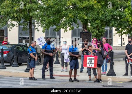 Montgomery, Alabama, USA - 2 ottobre 2021: Polizia che parla con gli organizzatori del portest per la marcia delle donne 2021 nel centro di Montgomery. Foto Stock