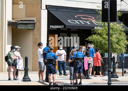 Montgomery, Alabama, USA - 2 ottobre 2021: Polizia che parla con i portestori per la marcia delle donne 2021 nel centro di Montgomery. Foto Stock