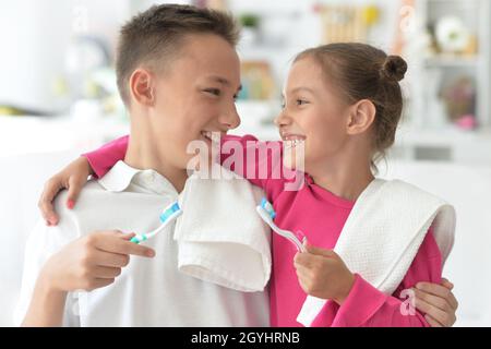 Carino bambina e fratello spazzolando i denti Foto Stock