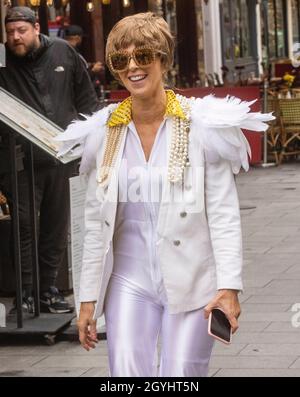 Londra, Regno Unito. 8 Ott 2021. Kate Garraway, presentatore e emittente, arriva agli studi radiofonici globali vestiti da Sir Elton John. Global radio Make Some Noise'Day sta raccogliendo denaro per beneficenza. Credit: Mark Thomas/Alamy Live News Foto Stock