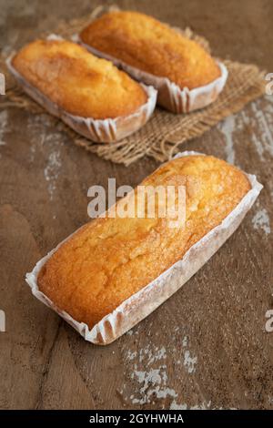 Muffin valenciani su sfondo rustico Foto Stock