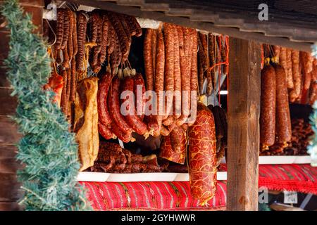 salsiccia rumena in un negozio sulla strada transalpina Foto Stock