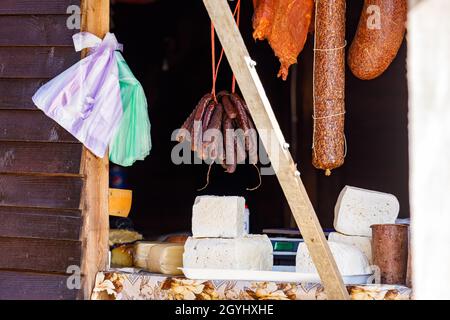 salsiccia rumena in un negozio sulla strada transalpina Foto Stock
