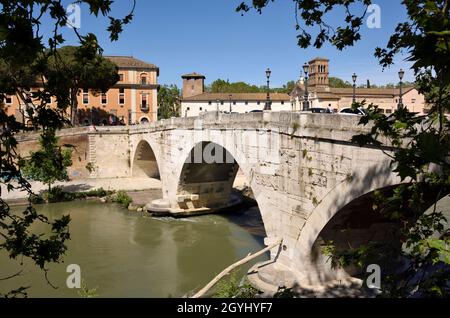 Italia, Roma, fiume Tevere, Isola Tiberina, Ponte Cestio, Pons Cestius Foto Stock