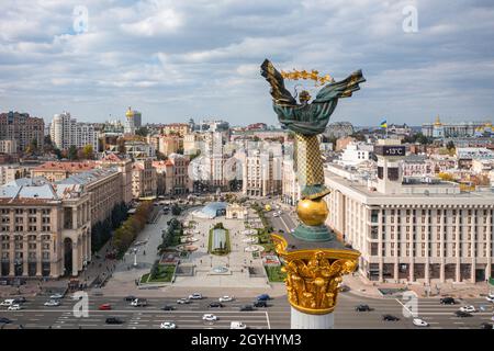 Kiev, Ucraina - 6 ottobre 2021: Monumento all'indipendenza a Kiev. Vista dal drone Foto Stock