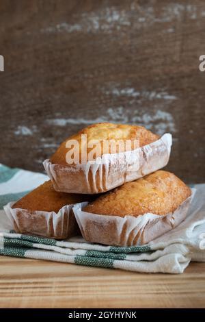 Muffin valenciani su sfondo rustico Foto Stock