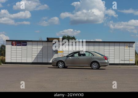 POZNAN, POLONIA - 16 settembre 2021: Armadietti di pacchi InPost a Poznan, un'auto parcheggiata di fronte ad un armadietto di pacchi. Foto Stock