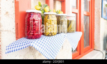 Vasetti di verdure sottaceto in giardino. Alimenti marinati. Foto Stock