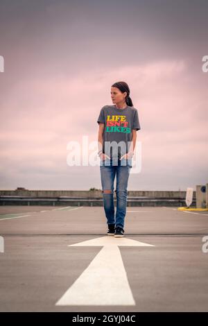 Donna attraente che indossa una t shirt con lo slogan "Life is Not Likes" sul davanti, Foto Stock