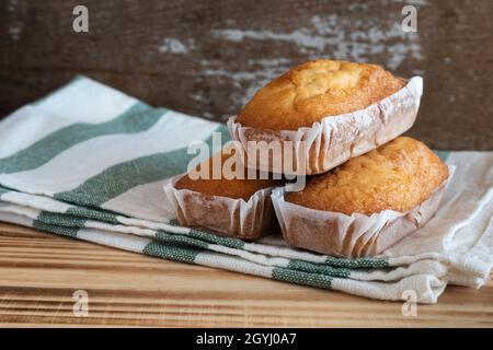 Muffin valenciani su sfondo rustico Foto Stock