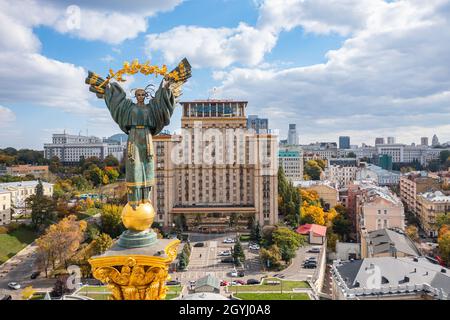 Kiev, Ucraina - 6 ottobre 2021: Monumento all'indipendenza a Kiev. Vista dal drone Foto Stock