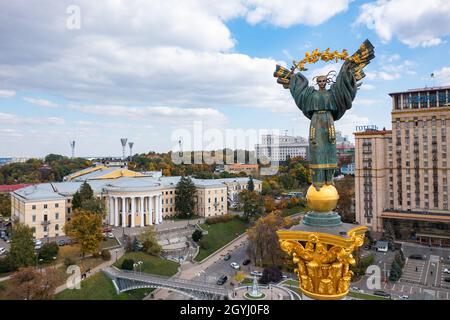 Kiev, Ucraina - 6 ottobre 2021: Monumento all'indipendenza a Kiev. Vista dal drone Foto Stock