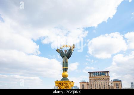 Kiev, Ucraina - 6 ottobre 2021: Monumento all'indipendenza a Kiev. Vista dal drone Foto Stock