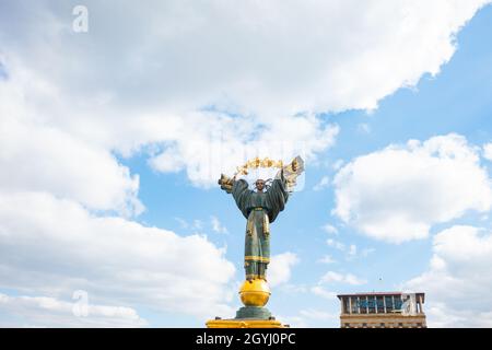 Kiev, Ucraina - 6 ottobre 2021: Monumento all'indipendenza a Kiev. Vista dal drone Foto Stock