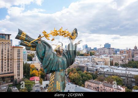 Kiev, Ucraina - 6 ottobre 2021: Monumento all'indipendenza a Kiev. Vista dal drone Foto Stock