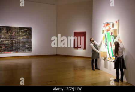 Christie's, Londra, Regno Unito. 8 Ott 2021. Le opere di Jean-Michel Basquiat, Peter Doig, David Hockney e Bridget Riley sono in vendita serale del ventesimo/ventunesimo secolo, italiano incluso. Credit: Malcolm Park/Alamy Live News Foto Stock