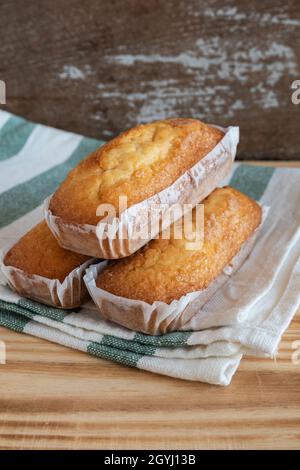 Muffin valenciani su sfondo rustico Foto Stock