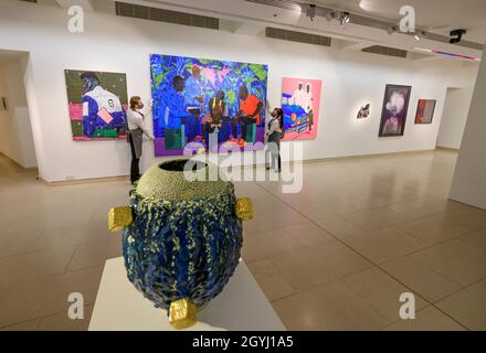 Christie's, Londra, Regno Unito. 8 Ott 2021. Christie's 1-54: Ridefinire la tendenza, storie nella realizzazione a cura dal 9 al 15 ottobre 2021. Immagine: Jack Bell Gallery, Marc Padeu, Blue Night Romance, 2019. Non in vendita. Credit: Malcolm Park/Alamy Live News Foto Stock