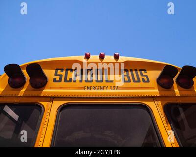 Segnale scuolabus sopra l'uscita di emergenza della porta posteriore. Foto Stock