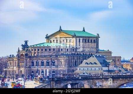 Dresda, Sassonia, Germania: Il teatro dell'opera Semper, famoso in tutto il mondo, sulla Theaterplatz, visto dal Ponte di Carola. Foto Stock