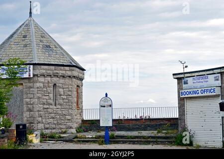 COLWYN BAY. CONTEA DI CONWY. GALLES. 06-19-21. Rhos sul mare. Sito dell'ingresso al molo e palcoscenico ormai demoliti. Foto Stock