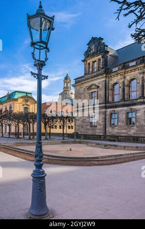 Dresda, Sassonia, Germania: Architettura storica sulla terrazza Brühl con la Chiesa Frauenkirche sullo sfondo. Foto Stock