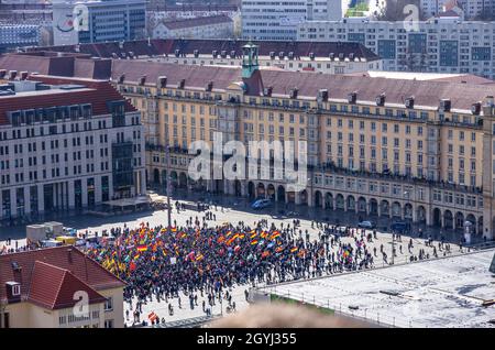 Dresda, Sassonia, Germania - 6 aprile 2015: I sostenitori del movimento PEGIDA si sono riuniti in Piazza Altmarkt. Foto Stock