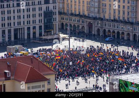 Dresda, Sassonia, Germania - 6 aprile 2015: I sostenitori del movimento PEGIDA si sono riuniti in Piazza Altmarkt. Foto Stock