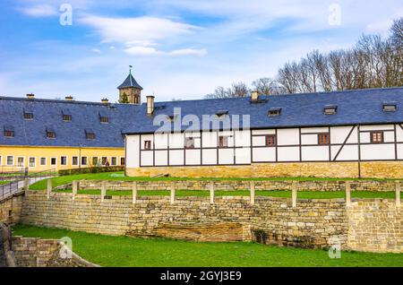 Fortezza di Königstein, Sassonia, Germania: Vista della Gunnery Shed, con la vecchia caserma e la parte superiore della chiesa di Garrison sullo sfondo. Foto Stock