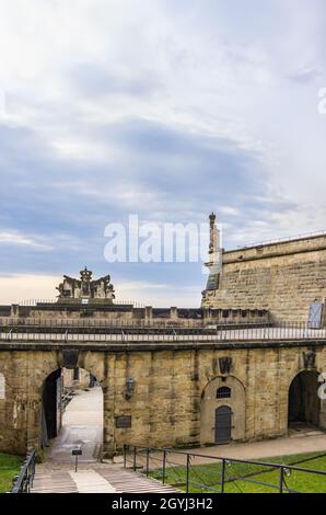 Fortezza di Königstein, Sassonia, Germania: La costruzione del Mat Shear e della porta Medusa vista dal retro. Foto Stock