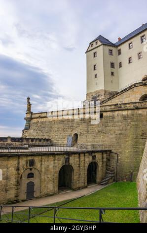 Fortezza di Königstein, Sassonia, Germania - 11 aprile 2015: La costruzione del Mato Shear e della porta Medusa, così come parte del Georgenburg. Foto Stock