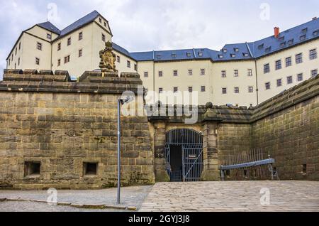 Fortezza di Königstein, Sassonia, Germania - 11 aprile 2015: La struttura del cancello esterno con l'ingresso principale e la biglietteria. Foto Stock