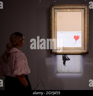 Sotheby’s, Londra, Regno Unito. 8 ottobre 2021. L'asta serale d'arte contemporanea si svolge durante la settimana Frieze il 14 ottobre e comprende opere di Richter, Toor, Yukhnovich, Riley e Kusama. Immagine: Banksy, l'amore è nel cestino, stima £4,000,000-6,000,000. Tornando a Sotheby quasi 3 anni dopo che è stato triturato all'asta nella stessa galleria. Credit: Malcolm Park/Alamy Live News. Foto Stock