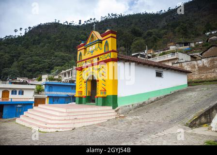 Facciata colorata della chiesa nel San Andres Xecul in Guatemala, America Centrale Foto Stock