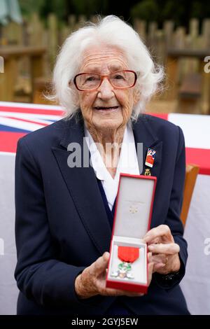 Veterano WW II, Lorna Cockayne di 96 anni, Che ha servito nel servizio navale reale delle donne (WRNS), popolarmente e ufficialmente conosciuto come i Wrens, come un codebreaker di parco di Bletchley, si pone con la Legion d'honneur dopo averla ricevuta durante una cerimonia al Pear a Parley a Ferndown, Bournemouth da Commodore Jude Terry RN. Data foto: Venerdì 8 ottobre 2021. Foto Stock