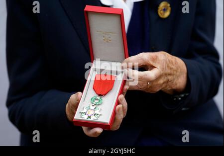 Veterano WW II, Lorna Cockayne di 96 anni, Che ha servito nel servizio navale reale delle donne (WRNS), popolarmente e ufficialmente conosciuto come i Wrens, come un codebreaker di parco di Bletchley, si pone con la Legion d'honneur dopo averla ricevuta durante una cerimonia al Pear a Parley a Ferndown, Bournemouth da Commodore Jude Terry RN. Data foto: Venerdì 8 ottobre 2021. Foto Stock