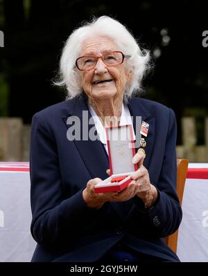 Veterano WW II, Lorna Cockayne di 96 anni, Che ha servito nel servizio navale reale delle donne (WRNS), popolarmente e ufficialmente conosciuto come i Wrens, come un codebreaker di parco di Bletchley, si pone con la Legion d'honneur dopo averla ricevuta durante una cerimonia al Pear a Parley a Ferndown, Bournemouth da Commodore Jude Terry RN. Data foto: Venerdì 8 ottobre 2021. Foto Stock