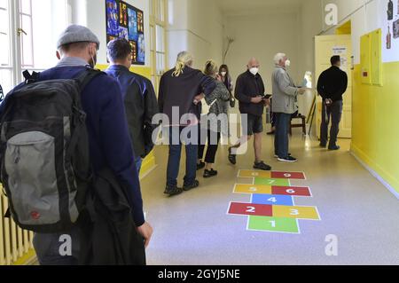 Usti nad Labem, Repubblica Ceca. 08 ottobre 2021. Fila di elettori di fronte a un seggio elettorale in una scuola di grammatica durante le elezioni alla Camera dei deputati del Parlamento della Repubblica Ceca, l'8 ottobre 2021, a Usti nad Labem, Repubblica Ceca. Credit: Ondrej Hajek/CTK Photo/Alamy Live News Foto Stock