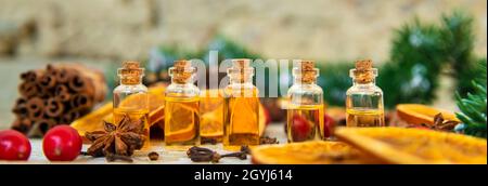 Oli essenziali di Natale in piccole bottiglie. Messa a fuoco selettiva. Natura. Foto Stock