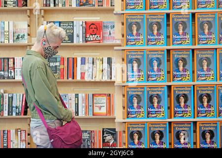 Cheltenham Letteratura Festival, Cheltenham, Regno Unito - Venerdì 8 Ottobre 2021 - i visitatori visitano la libreria del Festival il giorno di apertura del Cheltenham Letteratura Festival - il Festival si svolge per 10 giorni. Foto Steven Maggio / Alamy Live News Foto Stock